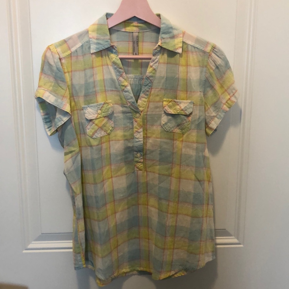Cute light weigh summer plaid top